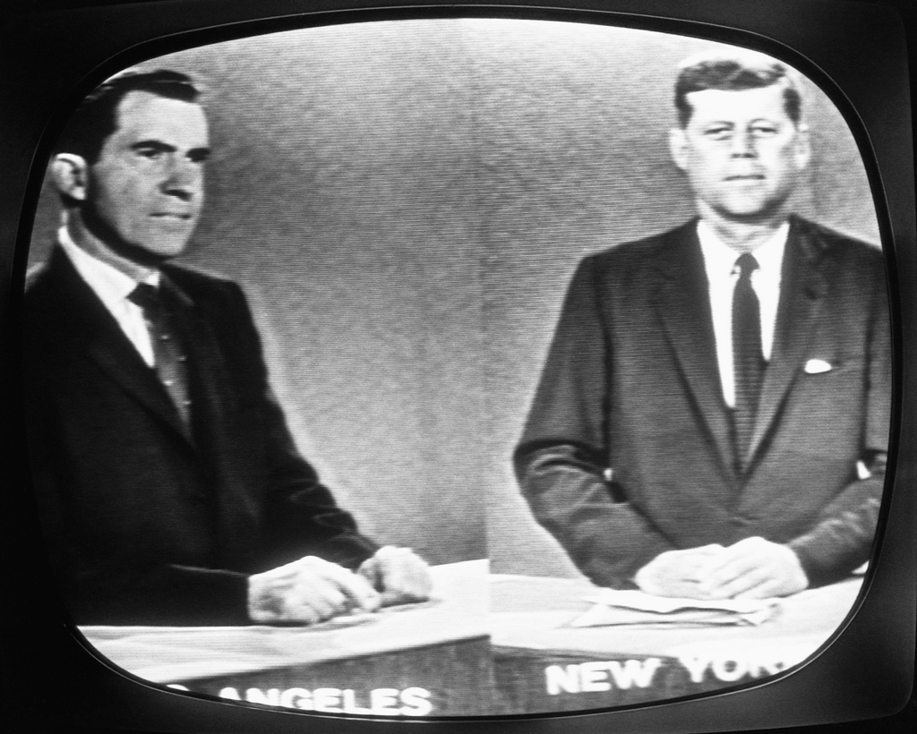 Un fotograma del debate televisado entre Nixon, a la izquierda, y Kennedy, a la derecha